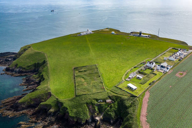 aerial view of a lighthouse on a coastal headland - extreme terrain footpath british culture green imagens e fotografias de stock