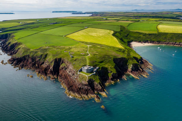 vista aérea de um antigo forte costeiro, oceano e campos - extreme terrain footpath british culture green - fotografias e filmes do acervo