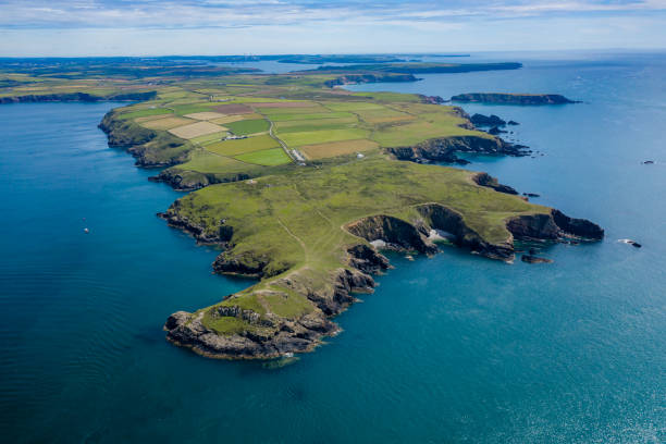 aerial view of cliffs and coastline - extreme terrain footpath british culture green imagens e fotografias de stock