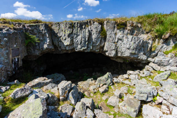 entrada da caverna chartist - south wales - fotografias e filmes do acervo