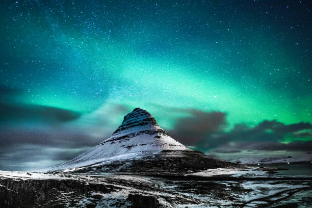 северное сияние на горе киркюфелл исландия - aurora borealis iceland astronomy tranquil scene стоковые фото и изображения