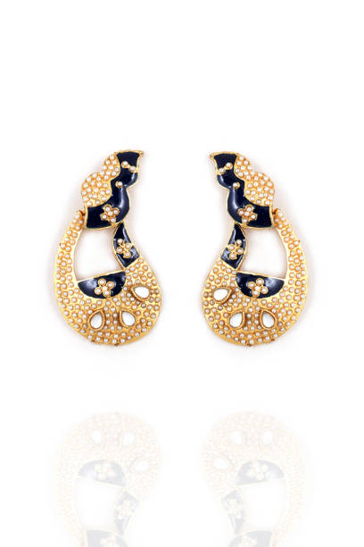 白い背景にイヤリングパール宝石の美しいペア。高級女性ジュエリー、インドの伝統的なジュエリー、ブライダルゴールドイヤリングウェディングジュエリー - antique traditional culture earring pair ストックフォトと画像