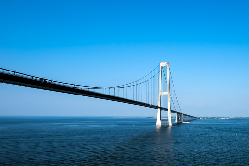 Öresund Bridge (Oresund Bridge) is a combined railway and motorway bridge across the Oresund strait between Sweden and Denmark