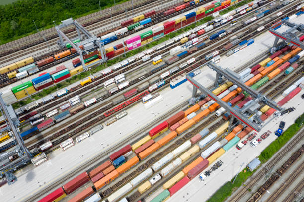 vista aérea de railroad junction, terminal de contenedores - shunting yard freight train cargo container railroad track fotografías e imágenes de stock