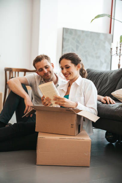 istock Young couple moving home 1275867384