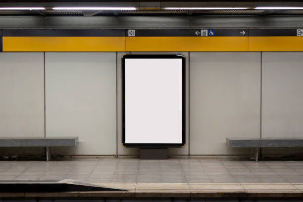 cartellone vuoto beffardo in una stazione della metropolitana - stazione della metropolitana foto e immagini stock