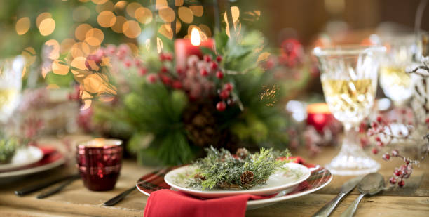 mesa de comedor de navidad - christmas tree decorations indoors selective focus arrangement fotografías e imágenes de stock