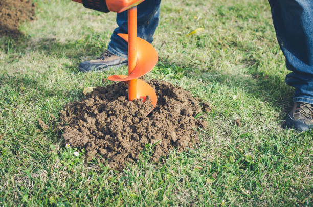 macchina escavatore scavare buco nell'erba - earth mover working field dirt foto e immagini stock