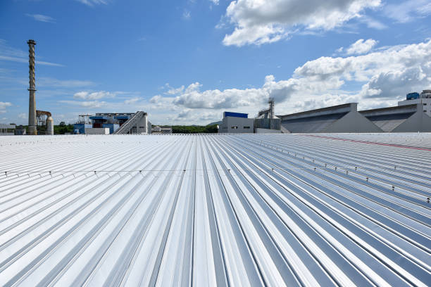 telhados e sistemas de faraday de raios instalados em novo armazém com antigo armazém de construção e fundo de céu azul - metal roof - fotografias e filmes do acervo