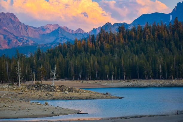 majestosa cadeia de montanhas acima do lindo lago azul ao pôr do sol - mammoth - fotografias e filmes do acervo