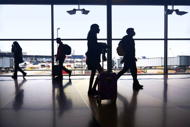 flugreisende in chicago o'hare navigieren durch das terminal - airport usa business ohare airport stock-fotos und bilder