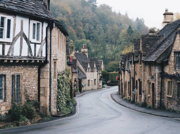 il pettine del castello in ottobre - cotswold foto e immagini stock