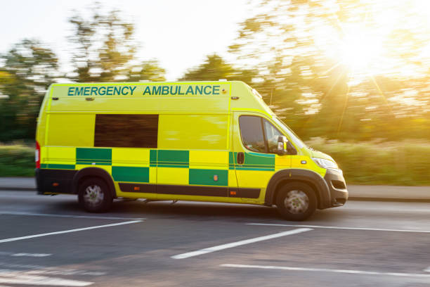 ambulanz uk reagieren auf einen notfall in der innenstadt - religious celebration flash stock-fotos und bilder
