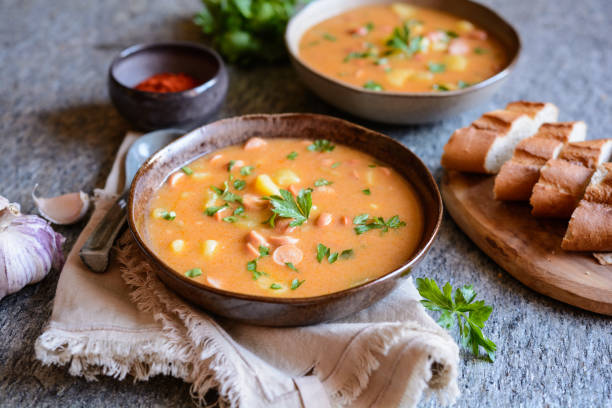 frankfurter suppe mit wurstscheiben und kartoffeln - schnelle suppen stock-fotos und bilder