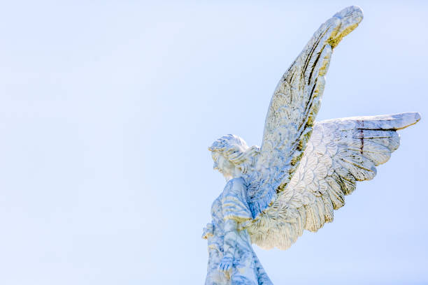 천사, 앵글의 오래된 동상, 측면 보기, 복사 공간이있는 밝은 푸른 하늘 배경 - sculpture angel women cemetery 뉴스 사진 이미지