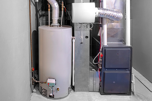Un horno casero de alta eficiencia con un calentador de agua de gas residencial y humidificador. photo