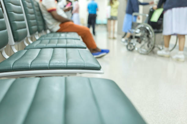 sièges d’attente pour les patients à l’hôpital - soins durgence photos et images de collection