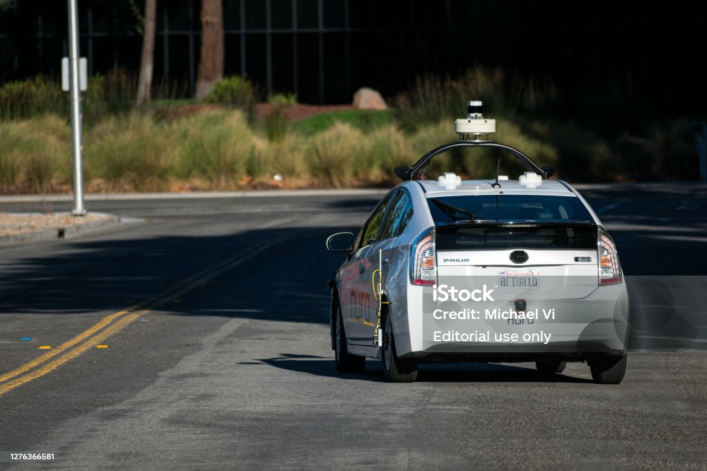 Vehículo autónomo autónomo de Nuro que conduce en una calle de Silicon Valley - Foto de stock de Lídar - Sensor libre de derechos