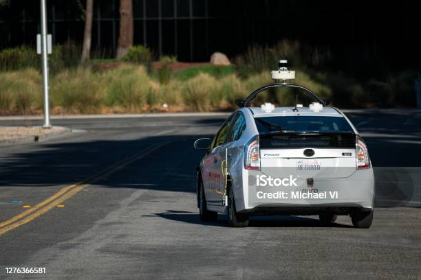 Vehículo Autónomo Autónomo De Nuro Que Conduce En Una Calle De Silicon Valley Foto de stock y más banco de imágenes de Lídar - Sensor