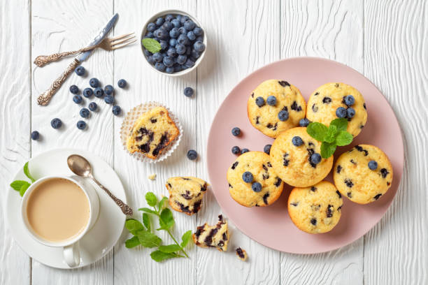 신선한 블루베리로 구운 블루베리 머핀 - muffin blueberry muffin blueberry butter 뉴스 사진 이미지