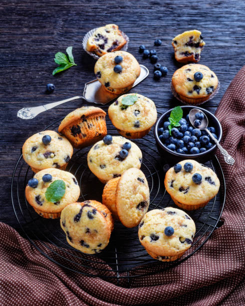 muffins de arándanos horneados con arándanos frescos - muffin cake cupcake blueberry muffin fotografías e imágenes de stock