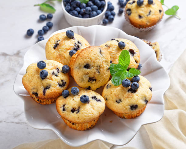 신선한 블루베리로 구운 블루베리 머핀 - muffin blueberry muffin blueberry butter 뉴스 사진 이미지