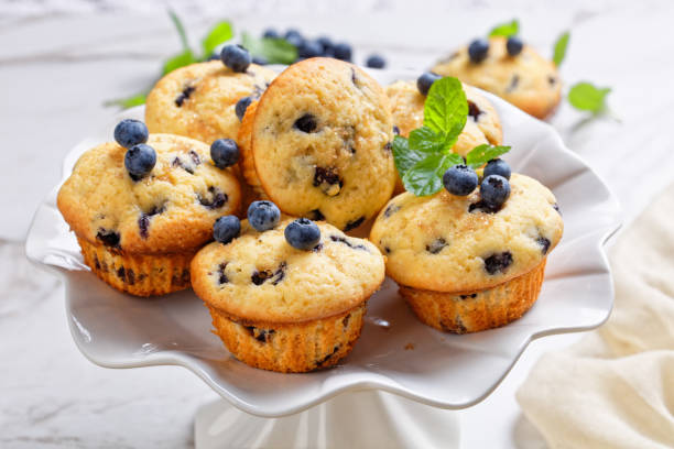 черничные кексы, запеченные со свежей черникой - muffin blueberry muffin blueberry butter стоковые фото и изображения
