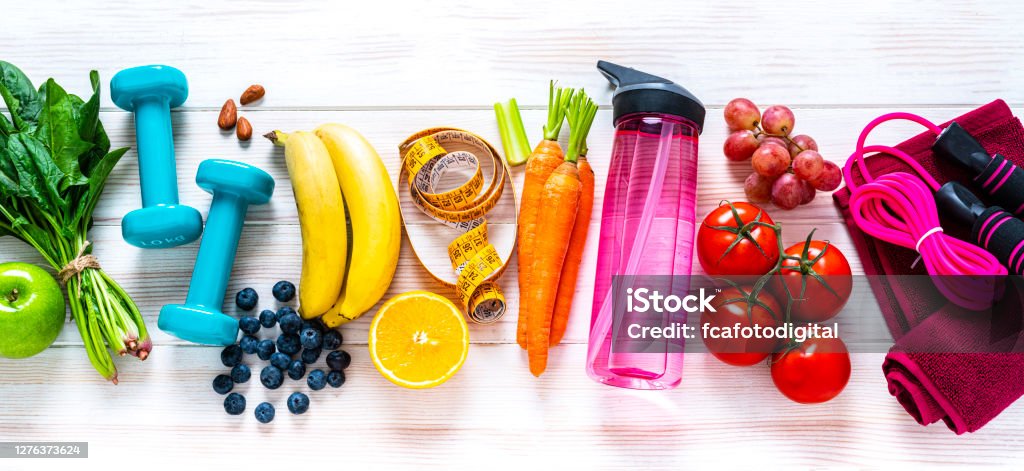 Ejercicio y alimentos saludables: frutas de color raibow, verduras y artículos de fitness - Foto de stock de Estilo de vida saludable libre de derechos