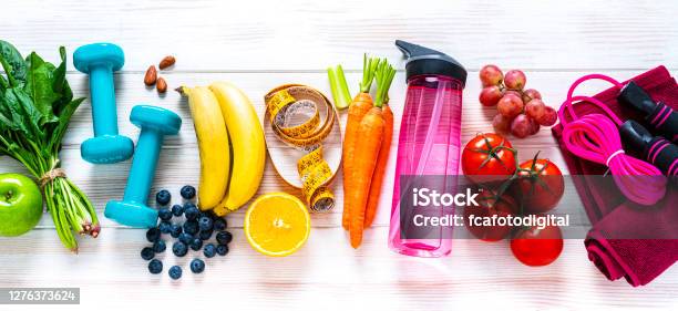 Ejercicio Y Alimentos Saludables Frutas De Color Raibow Verduras Y Artículos De Fitness Foto de stock y más banco de imágenes de Estilo de vida saludable
