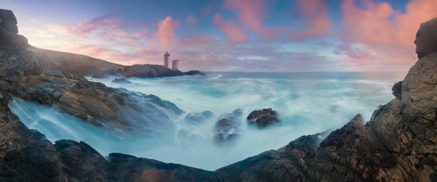 petit minou lighthouse at sunset with red light , brest , france view of lighthouse of petit minou in brittany. summer season in france coastline. most popular lighthouse in europe. - 7678 imagens e fotografias de stock