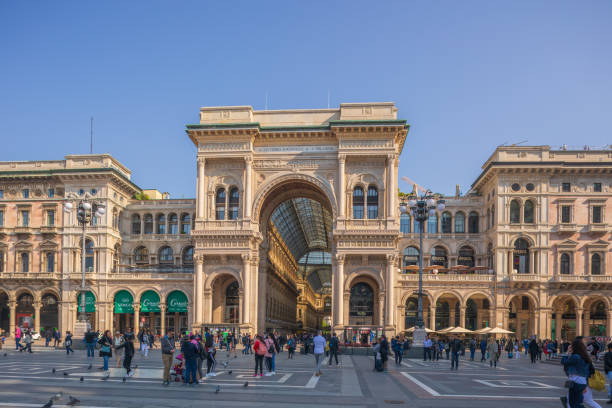 vorderansicht der galleria vittorio emanuele ii in mailand - shopping milan italy retail shopping mall stock-fotos und bilder