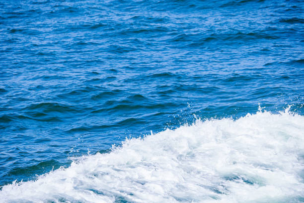 olas oceaños o olas en el mar con agua agitada o agua de popa de un barco - churned fotografías e imágenes de stock