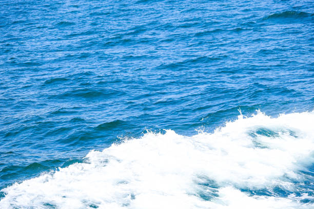 громовые океанские волны или волны на море с вспененной водой или кормовой водой корабля - churned стоковые фото и изображения