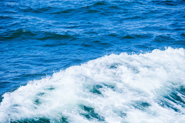 olas oceaños o olas en el mar con agua agitada o agua de popa de un barco - churned fotografías e imágenes de stock