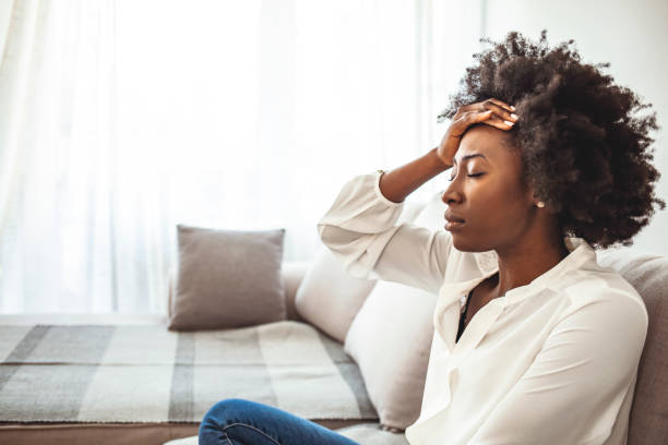 tir d’une jeune femme souffrant d’un mal de tête. - stress photos et images de collection