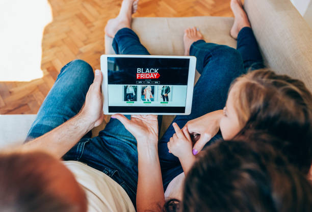 istock Family shopping on Black Friday 1276386721