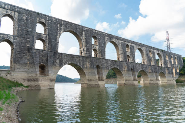 maglova aqueduct zbudowany przez mistrza osmańskiego architekta mimara sinana istanbul turkey, selektywne skupienie płytkiej głębi ostrości - historyczny światowy wypadek zdjęcia i obrazy z banku zdjęć