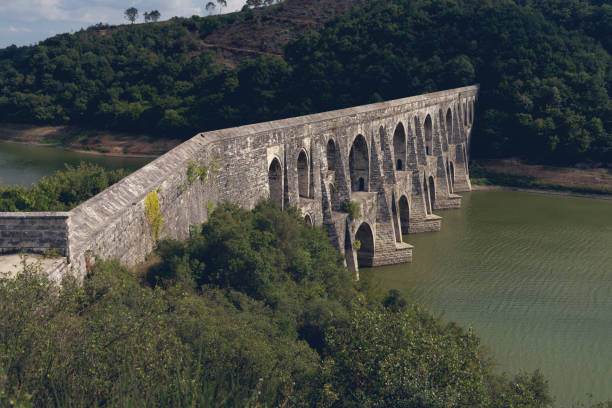 maglova aqueduct zbudowany przez mistrza osmańskiego architekta mimara sinana istanbul turkey, selektywne skupienie płytkiej głębi ostrości - historyczny światowy wypadek zdjęcia i obrazy z banku zdjęć