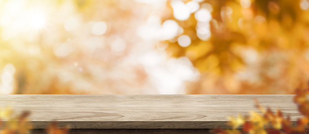 istock Fondo de otoño. Vacía vieja mesa de madera rústica con árbol del bosque borroso con la luz del sol, telón de fondo de otoño otoño, banner para la exhibición del producto para anunciar en línea, concepto de acción de gracias 1276396573