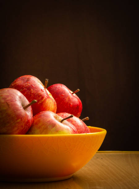 сочные яблоки, помещенные на деревянный стол - close up table brown dieting стоковые фото и изображения