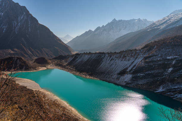 beau paysage de la vue sur le lac birendra du chemin au camp de base de manaslu, chaîne de montagnes de l’himalaya au népal - ganesh himal photos et images de collection