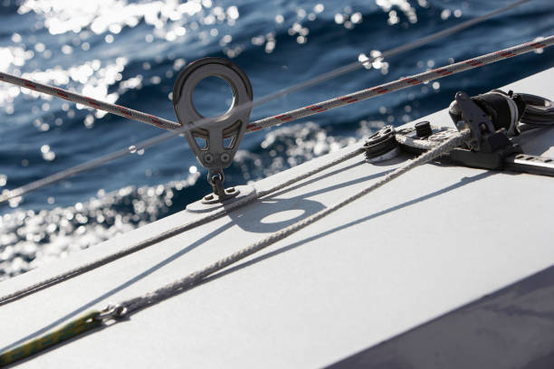 treuil de corde sur le plan rapproché de yacht - cable winch sailing yacht sport photos et images de collection