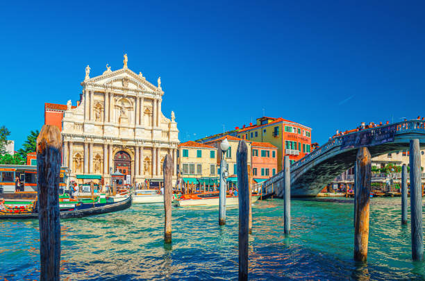 paisagem urbana de veneza com grande canal hidroviário - ponte degli scalzi - fotografias e filmes do acervo