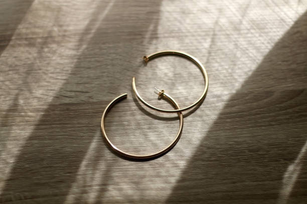 hoop earrings - gold earring imagens e fotografias de stock