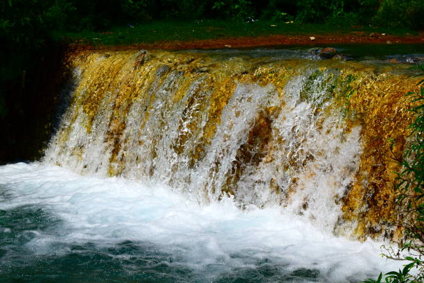 cascada con agua azul salpicada que tiene vegetación. - stream waterfall abstract river fotografías e imágenes de stock