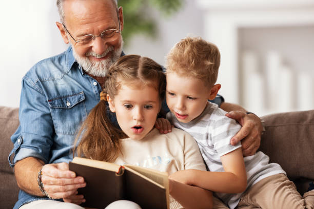 livro de leitura do avô para crianças - listening child grandfather family - fotografias e filmes do acervo