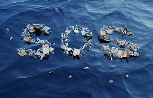 PALABRA SOS compuesta de residuos plásticos en la superficie del agua photo