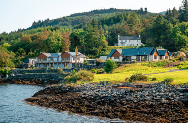 case di loch linnhe a corran, un villaggio situato sugli stretti corran di loch linnhe, in scozia. - cottage scotland scottish culture holiday foto e immagini stock