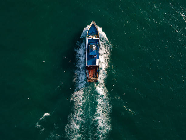barco de pesca de cima vista drone - motorboating - fotografias e filmes do acervo