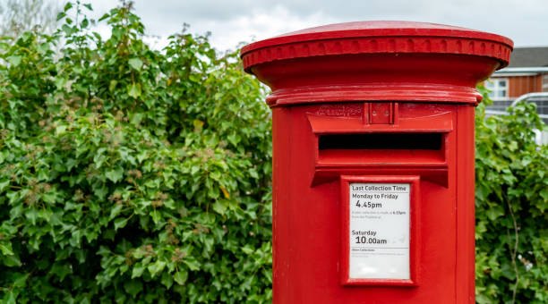 a red british post box - wide screen imagens e fotografias de stock